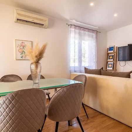 아파트 Holiday Home Sevid *